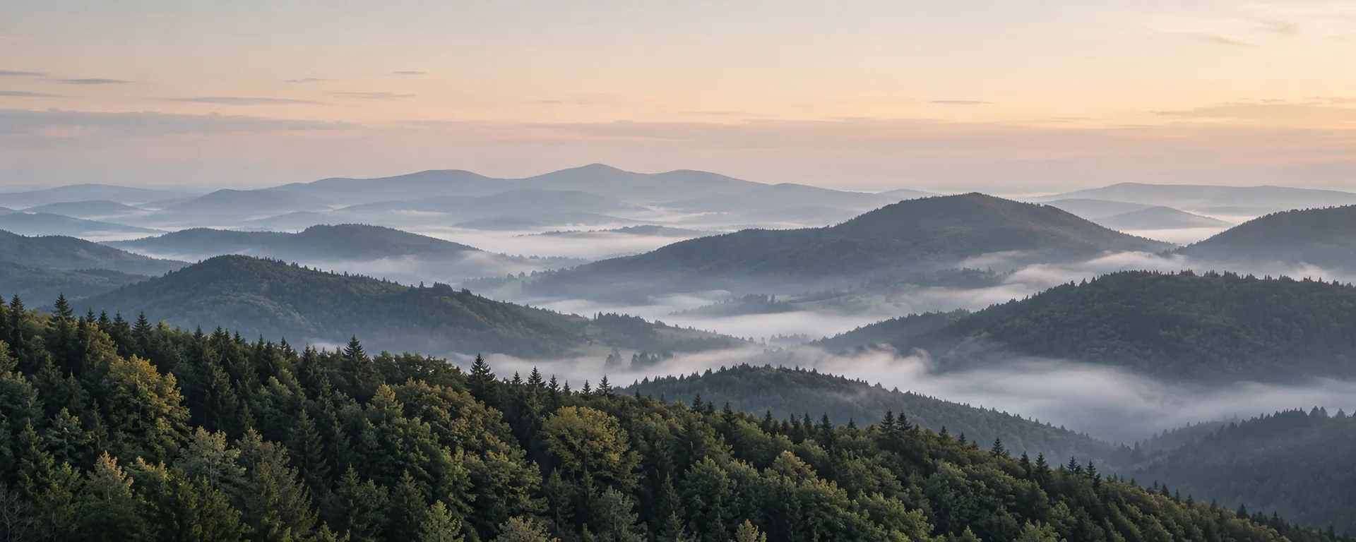 Warstwy górskich grzbietów w porannej mgle